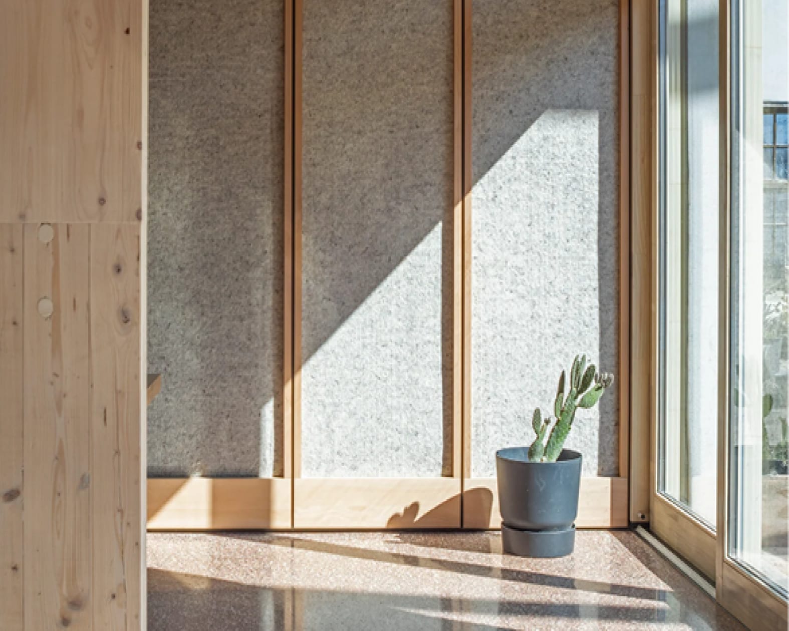 Hollands Wol Collectief wand toepassing door BureauSLA in rijksmonumentale werkplaats naar een werkgebouw project ThijsWolzak-25030-09