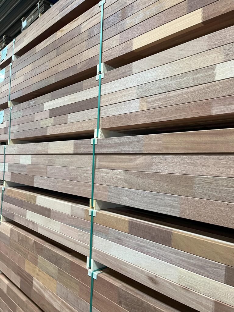 Reclaimed - hernieuwd - hardhouten kozijnhout op voorraad.